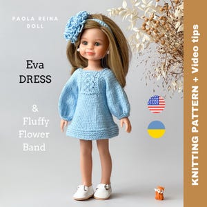 Può includere: Un vestito di maglia blu chiaro con un cerchietto di fiori bianchi per una bambola Paola Reina. Il vestito ha un motivo a treccia sul corpetto e un orlo a balze. La bambola indossa scarpe bianche. L'immagine include il testo "Eva DRESS & Fluffy Flower Band" e "KNITTING PATTERN + Video tips".