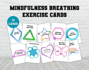 Op de afbeelding: Een set van 13 mindfulness ademhalingsoefeningen kaarten. Elke kaart toont een andere ademhalingstechniek, waaronder driehoek-, ster-, zeshoek- en vlinderademhaling. De kaarten worden gepresenteerd tegen een witte bakstenen muur.