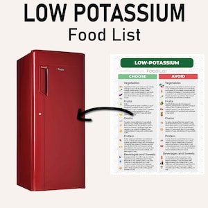K&ouml;nnte beinhalten: Ein roter K&uuml;hlschrank mit einem wei&szlig;en Griff und einer Tabelle, die Lebensmittel auflistet, die f&uuml;r eine kaliumarme Ern&auml;hrung gew&auml;hlt und vermieden werden sollten. Die Tabelle tr&auml;gt den Titel "Low-Potassium Food List" und umfasst Kategorien f&uuml;r Gem&uuml;se, Obst, Getreide, Protein und Getr&auml;nke sowie S&uuml;&szlig;waren.