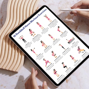 Peut inclure: Une tablette num&eacute;rique affichant "16 Exercices de musculation &agrave; domicile avec halt&egrave;res" avec des illustrations d'exercices. La tablette est tenue par des mains, avec un stylet &agrave; proximit&eacute;. Le fond pr&eacute;sente un &eacute;l&eacute;ment d&eacute;coratif en bois.
