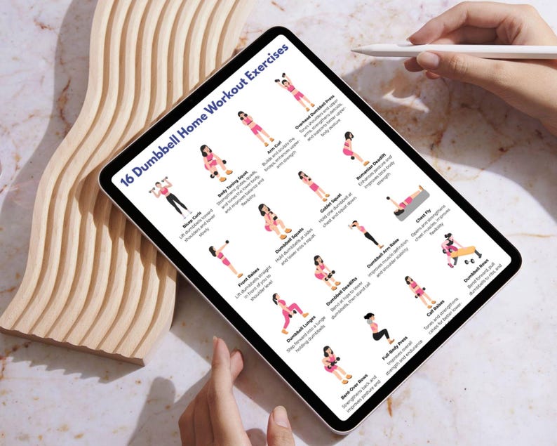 Peut inclure: Une tablette num&eacute;rique affichant "16 Exercices de musculation &agrave; domicile avec halt&egrave;res" avec des illustrations d'exercices. La tablette est tenue par des mains, avec un stylet &agrave; proximit&eacute;. Le fond pr&eacute;sente un &eacute;l&eacute;ment d&eacute;coratif en bois.
