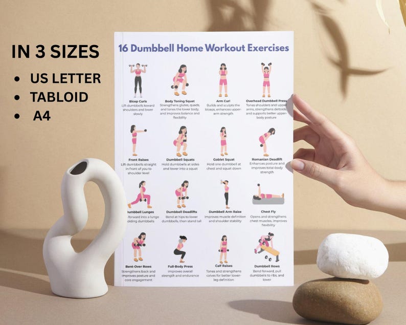 Peut inclure: Une affiche blanche avec le titre "16 Exercices de musculation &agrave; domicile avec halt&egrave;res" et des illustrations d'exercices. L'affiche est tenue par une main. Un vase blanc et deux pierres sont au premier plan. Disponible en formats US Letter, Tablo&iuml;d et A4.