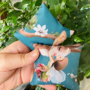Juego de dos calentadores de manos reutilizables con huesos de cereza: 6,5 x 6,5 cm (2,5 x 2,5”) cada uno, 2 x 50 g (1,75 oz) de aroma natural a cereza y lavanda // CAJA INCLUIDA