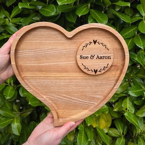 Piatto in legno personalizzato a forma di cuore, regalo di nozze ideale.