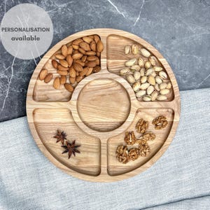 Personalisiertes Charcuterie Board: Runde hölzerne Servierplatte mit Schüsselfach