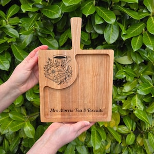 Può includere: Una tazza di ceramica bianca con manico nero e la scritta "But First, Coffee" in nero, in grassetto. La tazza è su una superficie bianca.