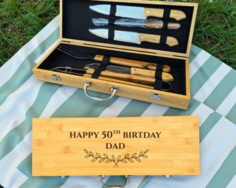 Gepersonaliseerde BBQ-gereedschapset: roestvrijstalen grillgerei in bamboekoffer