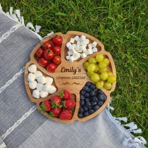 Personalisierte Blumen Charcuterie Brett: Servierplatte aus Holz, Snackteller, Picky Bits Brett