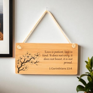Spersonalizowany drewniany wiszący znak z 1 Listu do Koryntian 13:4, werset biblijny, romantyczny prezent dla pary, ręcznie robiona tabliczka bambusowa