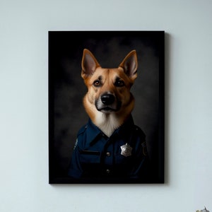 以下が含まれることがあります： 青い警察の制服を着てバッジをつけたジャーマンシェパードの犬の額縁入りプリント。犬はカメラを直接見ています。プリントは、緑の植物の入った花瓶、携帯電話、その他の装飾品が置かれた黒い棚の上の薄い青色の壁にかけられています。