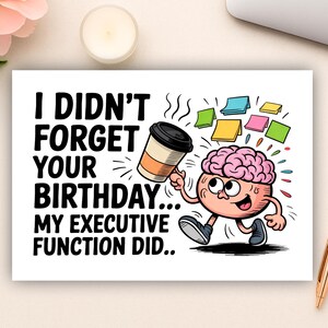 Puede incluir: Tarjeta blanca con el texto "No olvidé tu cumpleaños... Mi función ejecutiva sí." Un personaje de cerebro de dibujos animados sostiene una taza de café. Notas adhesivas de colores están encima del cerebro.