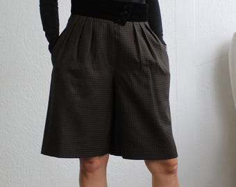 80-tals vida rutiga shorts i ull, mossgröna shorts, hög midja, veckade byxor, rutiga, preppy, mörkbruna, fickor, vintage, 1990-tal, medium 28