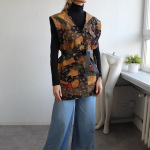 Vintage Leder-Patchworkweste im 70er-Jahre-Stil mit bestickten Blumen, mehrfarbig, im Boho-Stil, handgefertigt, ärmellos, Hippie-Look der 70er, V-Ausschnitt, Schwarz, XL/XXL