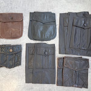 Könnte beinhalten: Eine Auswahl an Ledertaschen in verschiedenen Formen und Größen. Die Taschen sind in Braun- und Grautönen gehalten und haben Knopfverschlüsse. Das Leder wirkt abgenutzt, was auf eine Vintage- oder rustikale Ästhetik hindeutet. Die Anordnung zeigt die verschiedenen Designs.