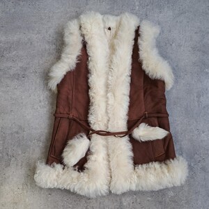 Vintage jaren 70 Penny Lane Shearling Vest Afghaanse Bruine Suède Schapenvacht Boho Vest Wol Hippie Festival Gilet Maat XS / S DEADSTOCK