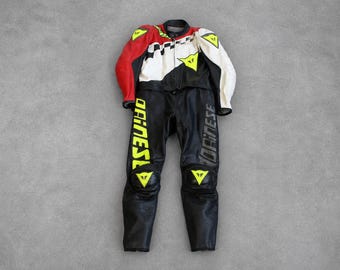 Vintage Dainese leren racepak uit de jaren 90, neonkleurige motorset, volledig leren motorpak, archiefmodel, motorsportpak, motorrace-uniform, overall.