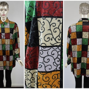 Op de afbeelding: Een lang mouw overhemd met knopen en een kleurrijk patchwork ontwerp. Het overhemd heeft een zwart, groen, rood, oranje en wit geruit patroon met een draaiend bloemmotief.