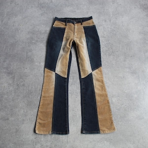 Op de afbeelding: Broek met hoge taille en een color-block ontwerp met donkerblauwe denim panelen en contrasterende beige corduroy panelen. De broek heeft uitlopende pijpen, een knoop- en ritssluiting en riemlussen aan de tailleband.