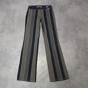 Op de afbeelding: Broek met volledige lengte en een verticaal gestreept patroon in tinten donker marineblauw, olijfgroen en dunne witte lijnen. Deze broek heeft een standaard tailleband met knoop- en ritssluiting, riemlussen en een recht model.
