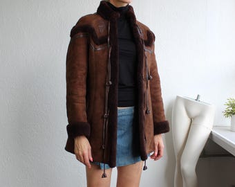 Chaqueta Sherpa de gamuza de los años 70, de piel marrón, de piel de oveja, bordada, estilo hippie, retro, bohemio, con cordones, estilo bohemio, vintage, talla extra pequeña