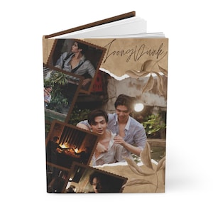 Puede incluir: Un diario de tapa dura con una cubierta y lomo marrones, que muestra un collage de fotografías. La cubierta presenta el texto manuscrito "JoongDunk", papel rasgado y diseños de hojas. El diario contiene páginas blancas.