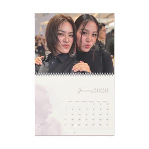 Puede incluir: Un calendario de pared con una fotografía de dos personas. El calendario está fechado en enero de 2026, con un diseño de acuarela suave en la esquina inferior izquierda. El calendario está encuadernado en espiral en la parte superior.
