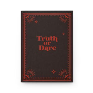 Puede incluir: Un diario marrón oscuro con las palabras "Truth or Dare" en letras rojas. La portada tiene un borde rojo con diseños decorativos en las esquinas. El diario es rectangular y parece cerrado.