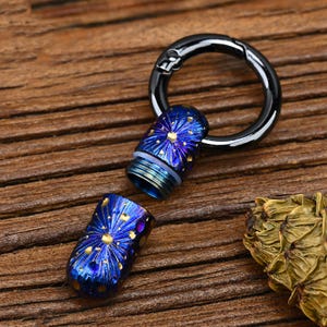 Starlight handfackelte Titankapsel Schlüsselbund, wasserdichter Minipillenhalter, EDC Titananhänger, Erinnerungsbehälter Geschenk für Männer