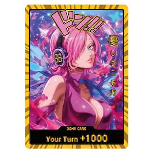 Könnte beinhalten: Sammelkarte mit einer Frau mit rosa Haaren und blauen Augen, die Kopfhörer mit der Nummer 66 trägt. Die Karte enthält japanischen Text und die Worte "Your Turn +1000" unten. Die Karte hat einen gelben Rand.