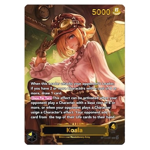 Peut inclure: Une carte à collectionner avec une illustration de style anime d'une femme blonde portant un chapeau et des lunettes d'aviateur, et une chemise rose. La carte contient du texte, dont "Koala" et "5000 STRIKE".