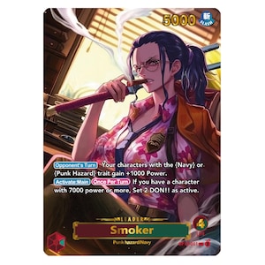Peut inclure: Carte de jeu représentant Smoker de One Piece. La carte montre une femme avec des lunettes, fumant un cigare, portant une chemise à fleurs et une veste marron. La carte a une puissance de 5000. Le texte comprend des instructions de jeu.