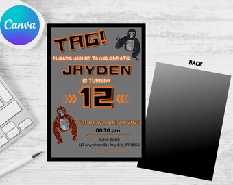 Può includere: Un invito di compleanno grigio e arancione con bordo nero. L'invito dice "TAG! Unisciti a noi per festeggiare Jayden che compie 12 anni" con un grande numero 12 arancione. L'invito include anche un'illustrazione in bianco e nero di un gorilla e la data e l'ora della festa.