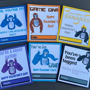Puede incluir: Conjunto de diez tarjetas de San Valent&iacute;n imprimibles con un gorila con diferentes frases, incluyendo "Tag, You're It!" y "You Make Me Bananas".