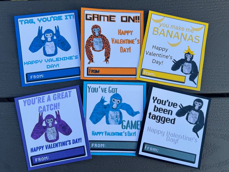 Puede incluir: Conjunto de diez tarjetas de San Valent&iacute;n imprimibles con un gorila con diferentes frases, incluyendo "Tag, You're It!" y "You Make Me Bananas".