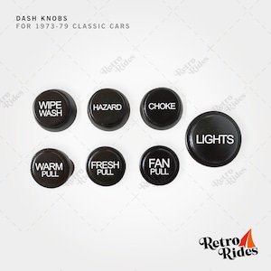 Puede incluir: Conjunto de siete botones de tablero de instrumentos de plástico negro con letras blancas. Los botones están etiquetados como "Wipe Wash", "Hazard", "Choke", "Lights", "Warm Pull", "Fresh Pull" y "Fan Pull".