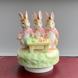Vintage 80er Jahre Beatrix Potter Ostern Flopsie Mopsy Cottontail Spieluhr von Schmid