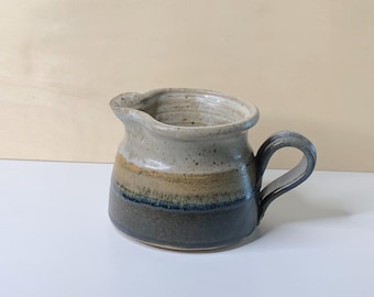 Jarra de crema de cerámica de estudio Thistlecroft, hecha a mano, de estilo vintage, con esmalte rústico moteado en tonos tierra marrón y tostado/beige. Vaughn Stewart.