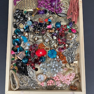 Lot de bijoux cassés - Tous les objets indésirables - Idéal pour l'artisanat 2 livres de pièces mélangées