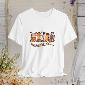 Feiern Sie die Saison der Dankbarkeit mit unserem Tis the Season Thanksgiving T-Shirt: Eine herzerwärmende Wahl, um die Freude der Feiertage zu genießen!