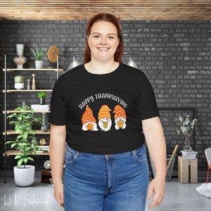 Verbreiten Sie Freude und Dankbarkeit dieses Erntedankfest mit unserem fröhlichen Erntedank-T-Shirt: Eine herzliche und festliche Wahl, um die Saison zu feiern.