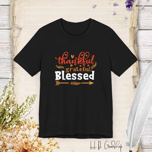 Feiern Sie die Saison mit unserem dankbaren, dankbaren, gesegneten T-Shirt: Umarmen Sie Thanksgiving und zeigen Sie Ihre Wertschätzung das ganze Jahr über!