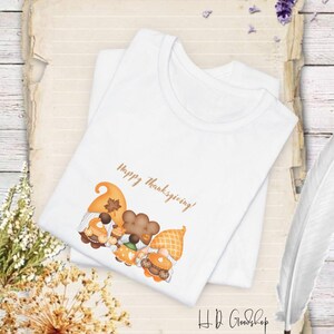 Feier den Geist der Dankbarkeit mit unserem Happy Thanksgiving T-Shirt: Eine herzerwärmende und stilvolle Art, deinen Thanksgiving-Beifall auszudrücken!