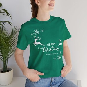 Wyraź świąteczną radość dzięki naszej koszulce z napisem „Merry Christmas” – świętuj miłość, radość i świątecznego ducha przez cały sezon w idealnej świątecznej koszulce!