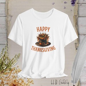 Unser Happy Thanksgiving T-Shirt: Eine schöne und herzerwärmende Art, den Geist der Dankbarkeit und der Festlichkeit mit Freunden und Familie zu teilen!