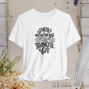 Umarme den Geist der Dankbarkeit mit unserem Es gibt immer etwas, um dankbar für T-Shirt zu sein: eine sinnvolle und inspirierende Art zu feiern!