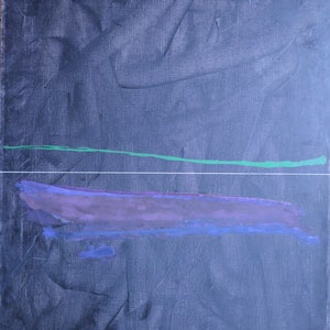 Puede incluir: Pintura abstracta sobre lienzo con fondo azul oscuro, una fina línea verde en la parte superior, una franja púrpura y azul en el medio y una fina línea azul en la parte inferior. La firma del artista está en la esquina inferior izquierda.