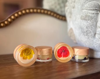 Perfume sólido de iris dulce, pachulí y vainilla.