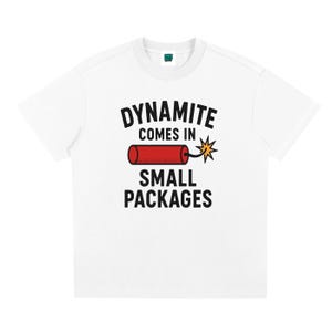 Camiseta con parche de dinamita