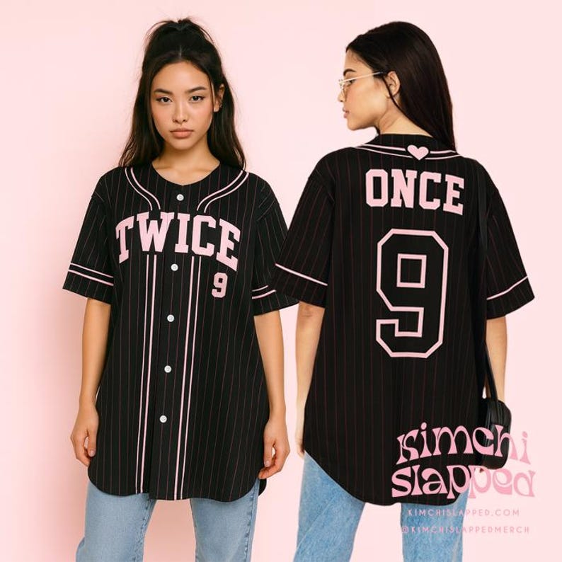 Pode incluir: Camisola de baseball preta com riscas rosa, a palavra "TWICE" e o n&uacute;mero "9" na frente. A parte de tr&aacute;s da camisola tem a palavra "ONCE", o n&uacute;mero "9" e o texto "kimchi slapped".