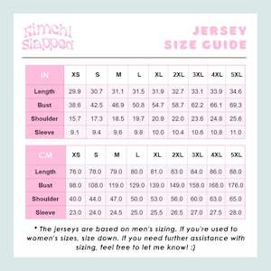 Puede incluir: Una gu&iacute;a de tallas de camisetas con medidas en pulgadas y cent&iacute;metros. La gu&iacute;a incluye tallas XS a 5XL, con medidas de largo, busto, hombro y manga. El texto "Kimchi Slapped" est&aacute; en la parte superior izquierda.